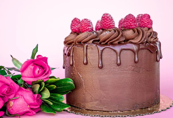 Kue Coklat Hari Valentine Yang Lezat Dihiasi Dengan Coklat Beku — Stok Foto