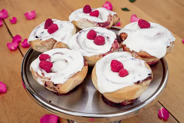 Exquisite Freshly Baked Cinnamon Rolls White Icing Red Berries Top — Stock Photo, Image