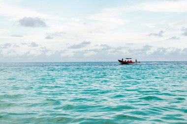 Üzerinde insanlar olan güzel mavi bir deniz ve arkasında bulutlar olan mavi bir gökyüzü Meksika 'daki Quintana Roo plajında..
