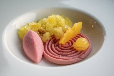 Guava dondurmasının nefis tatlısı ve beyaz tabağın içindeki tropikal tatlar yakın plan konseptinde..