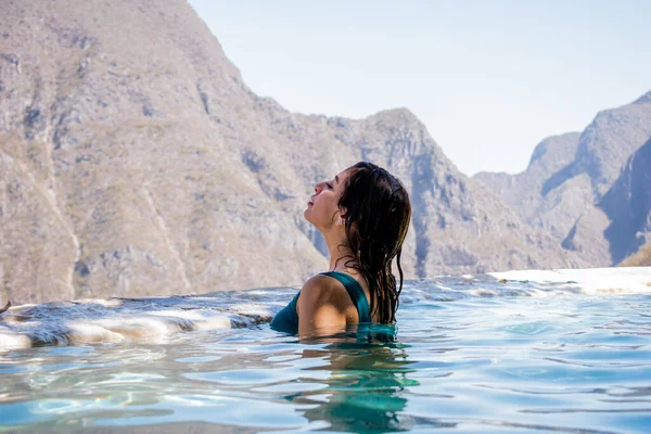 수영복을 아름다운 여자가 멕시코의 톨란도 동굴에 앞에서 — 스톡 사진