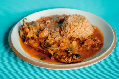 Lezzetli geleneksel Meksika Chile Releno 'su yanında pilav ve çizgili mavi bir masa..