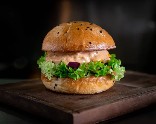 Köfteli lezzetli hamburger, brioche bun, kırmızı soğan, chipotle sosu ve marul..