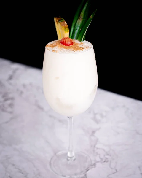 Pina Colada Rinfrescante Con Alcool Ananas Latte Cocco Cubetti Ghiaccio — Foto Stock