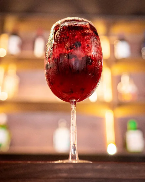用红酒 桔子苏打水和桃子在大理石桌上的杯子中搭配精致的桑干 — 图库照片