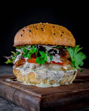 Büyük mavi peynirli hamburger, domuz pastırması, Jack peyniri, roka, domates ve karamelli soğan..