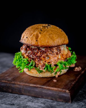 Ekmek, pastırma, peynir, çedar peyniri ve turşulu harika sığır etli burger..