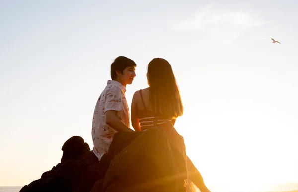 Couple Love Sharing Happy Moments Sitting Rocks Watching Sunset — Stock Photo, Image