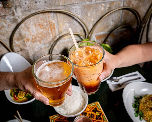 Освіжаючий Тайський Чай Тайське Пиво Тримається Руками Їжею Нижче Сільському — стокове фото