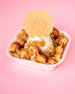 Karamelli elma, karamel ve vanilyalı dondurma ile nefis köpüklü waffle..