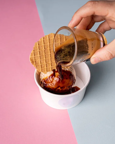 Exquisito Affogato Con Gelato Vainilla Una Galleta Gofre Con Vaso — Foto de Stock