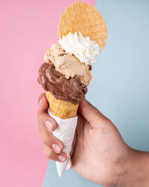 Изысканный Вафельный Рожок Шоколадным Мороженым Фундуком Взбитыми Сливками Сопровождаемый Вафельным — стоковое фото