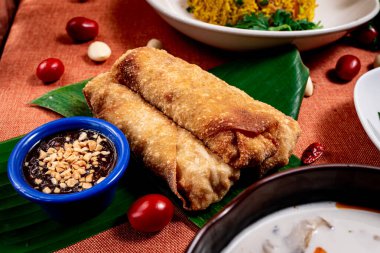 Yeşil papaya, kişniş ve fıstıkla dolu nefis börekler yeşil bir yaprağın içinde servis ediliyor..