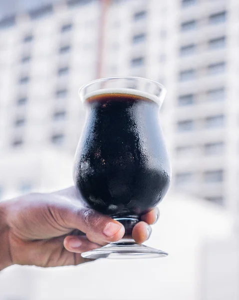 Темне Освіжаюче Пиво Піною Подається Склянці Будівлею Задньому Плані — стокове фото