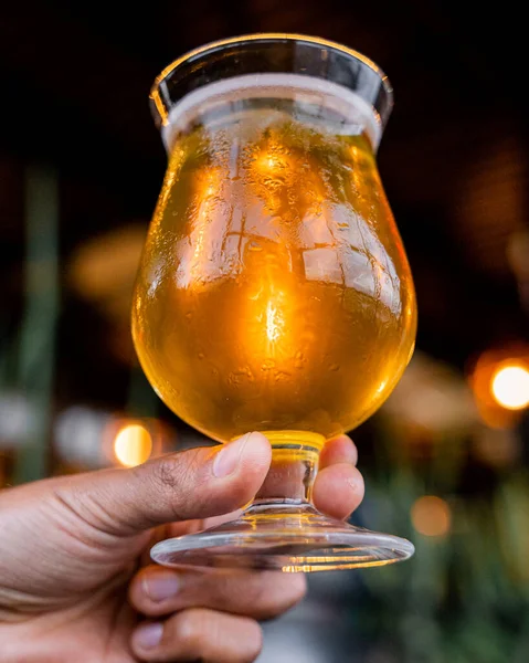 Köstliches Bernsteinfarbenes Bier Mit Schaumstoff Der Hand Gehalten Und Mit — Stockfoto