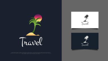 Kum ve Güneş 'li Hindistan cevizi ağacı logosu seyahat, tatil yeri, sahil veya macera logosu için uygundur. Seyahat Logosu Tasarım Şablonu