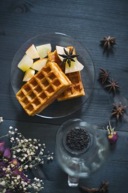 Sabah natürmort. Waffle ahşap arka plan üzerinde çay ile. Üstten Görünüm.