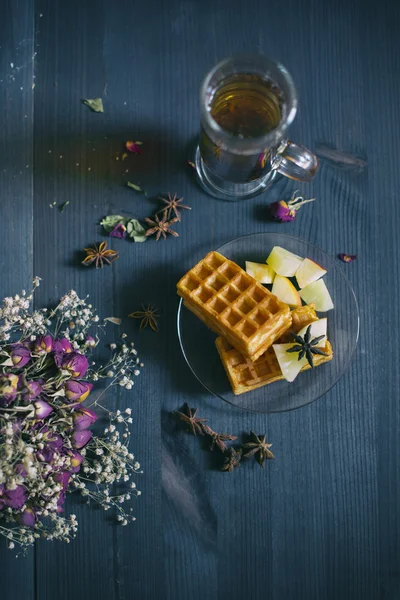 Waffle ve çay meyve adet ahşap arka plan üzerinde. Üstten Görünüm.