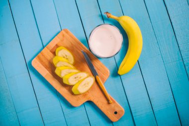 Muz milkshake mavi bir arka plan üzerinde