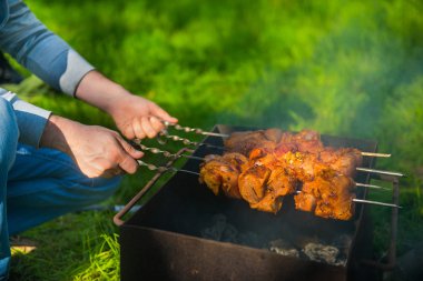  Bir adam bir kebap doğada hazırlar
