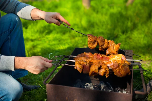 Un homme cuisine barbecue — Photo