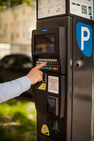 Mano masculina introduce los datos en el parquímetro — Foto de Stock