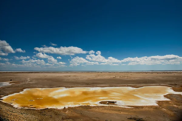 Il pittoresco paesaggio del lago Baskunchak — Foto Stock