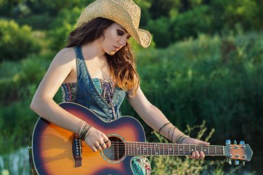 Kız akustik gitar çalmak