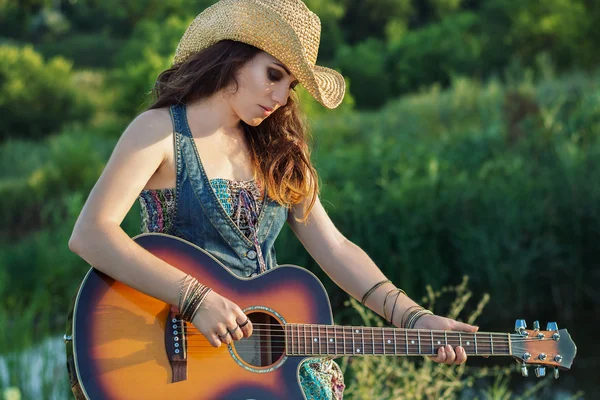 Kız akustik gitar çalmak