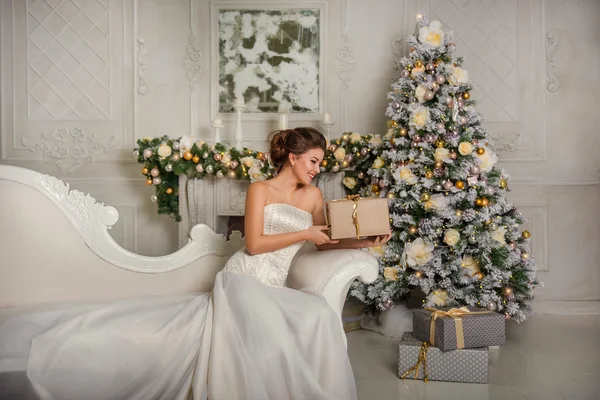 Mutlu kız Noel hediyesi elinde tutan