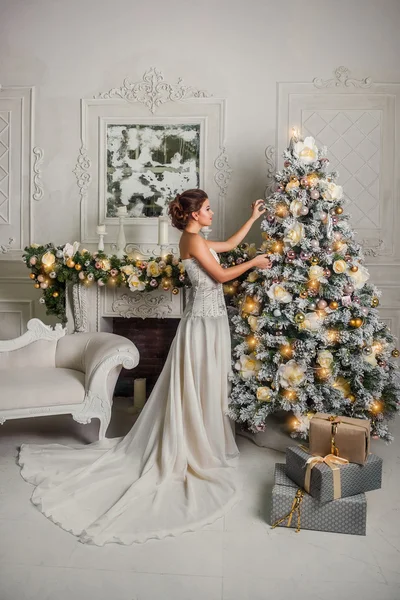 Menina bonito decora árvore de Natal — Fotografia de Stock