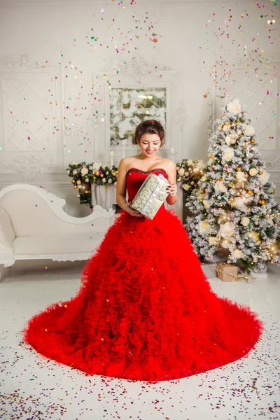mutlu kız Noel hediyesi holding