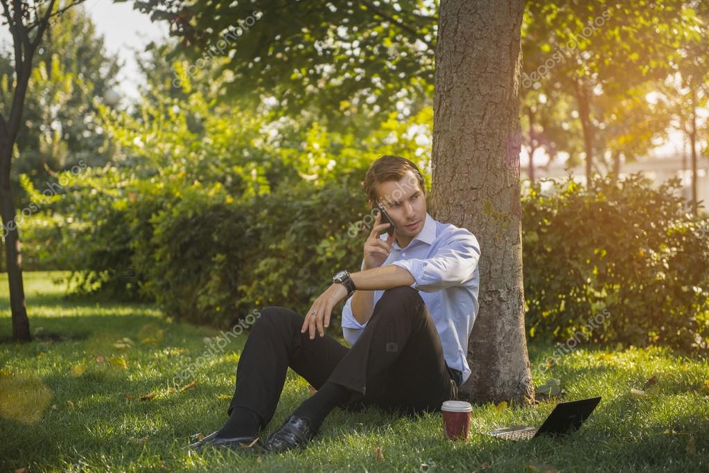 мужчина в пальто на скамейке. фотосессия мужчины в стиле мистика в лесу. бизнесмен в лесу.