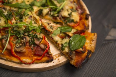 Ahşap arka plan üzerinde çeşitli pizza