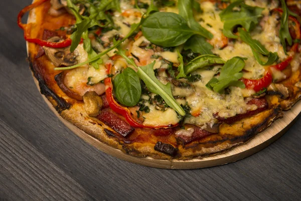 Tahta arka planda pizza.