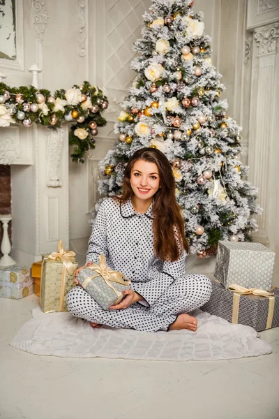 Noel ağacının altında pijama şirin esmer