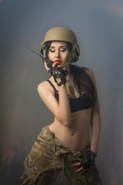 Sensuele brunette in camouflage met walkie-talkie — Stockfoto