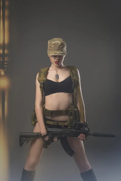 Спортивная девушка в военной технике — стоковое фото