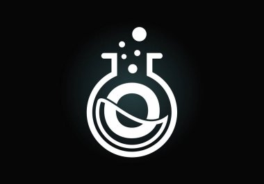 Laboratuvar camı, kimyasal sıvı ve baloncuklu O harfiyle başlayan alfabe. Laboratuar logosu. Bilim logosu, teknoloji sektörü ve şirket kimliği.