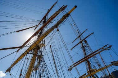 Büyük ahşap yelkenli gemi masting