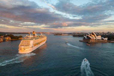 Büyük okyanus gemisi Sydney Harbour içinde izlerken