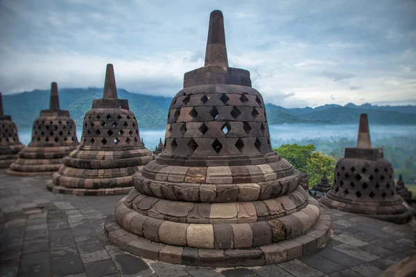 Bir Budist tapınağı borobudur üst katmanı. — Stok fotoğraf