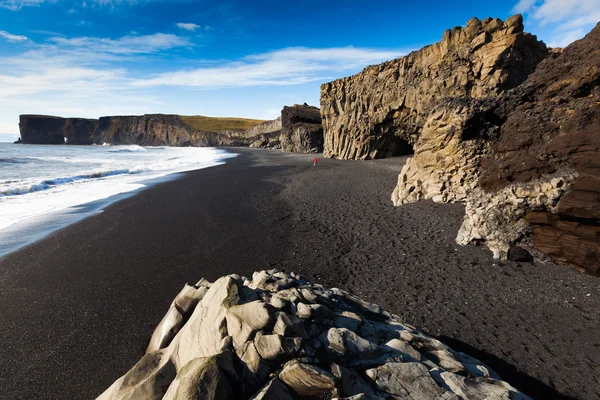 Plage de sable foncé à Dyrholaey. Islande — Photo