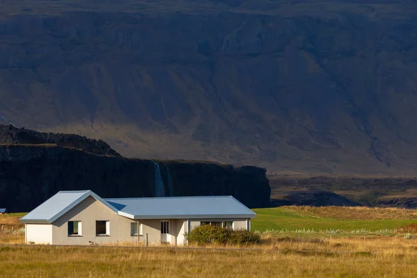 Enetasjes landsted på Island – stockfoto