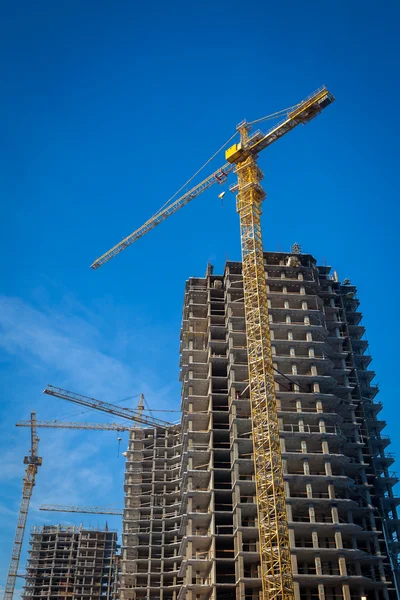 Construcción de grúas y edificios en construcción — Foto de Stock