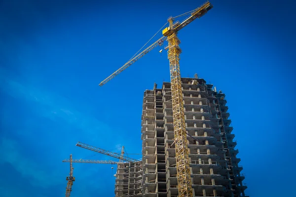 Construcción de grúas y edificios en construcción — Foto de Stock