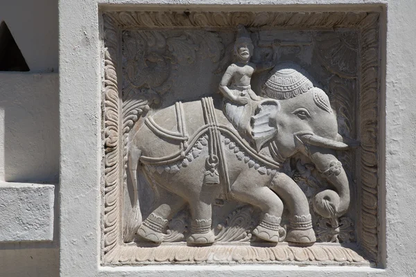 Figura di un elefante. Bassorilievo del tempio a Kandy — Foto Stock