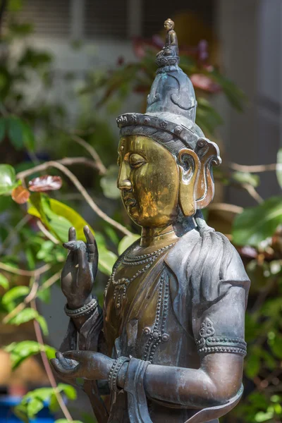 Statua di bronzo di Buddha nel tempio di Gangaramaya . — Foto Stock