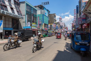 Polis sokakta Colombo, Sri Lanka, motosiklet.