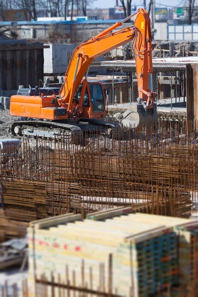 Excavadora en una obra de construcción — Foto de Stock